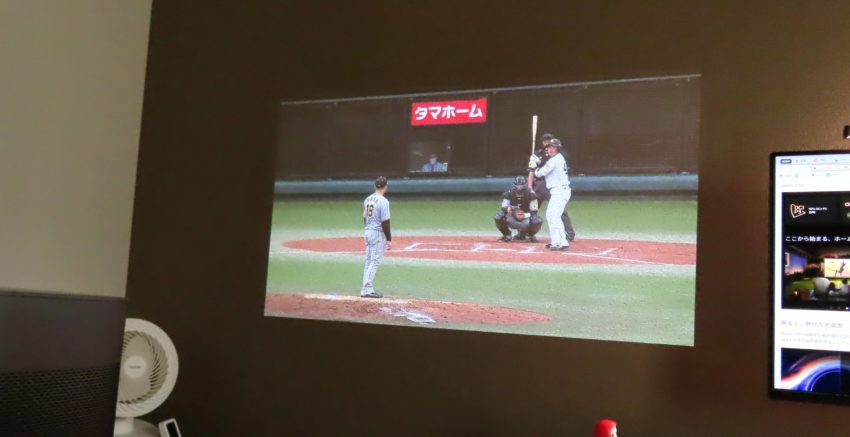 凸凹が荒い壁紙に投影したプロ野球の画像